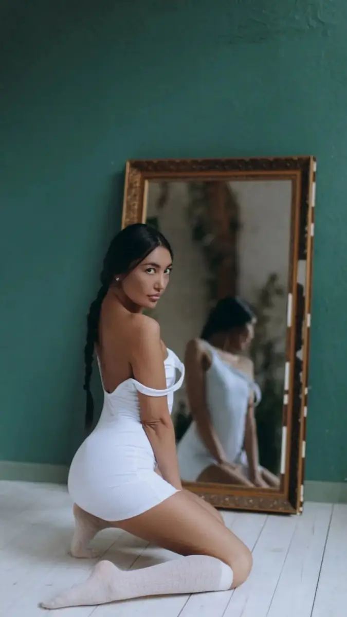 Mira escort in Paris