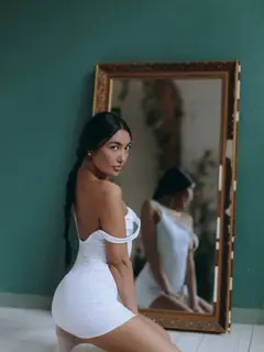 Mira escort in Paris
